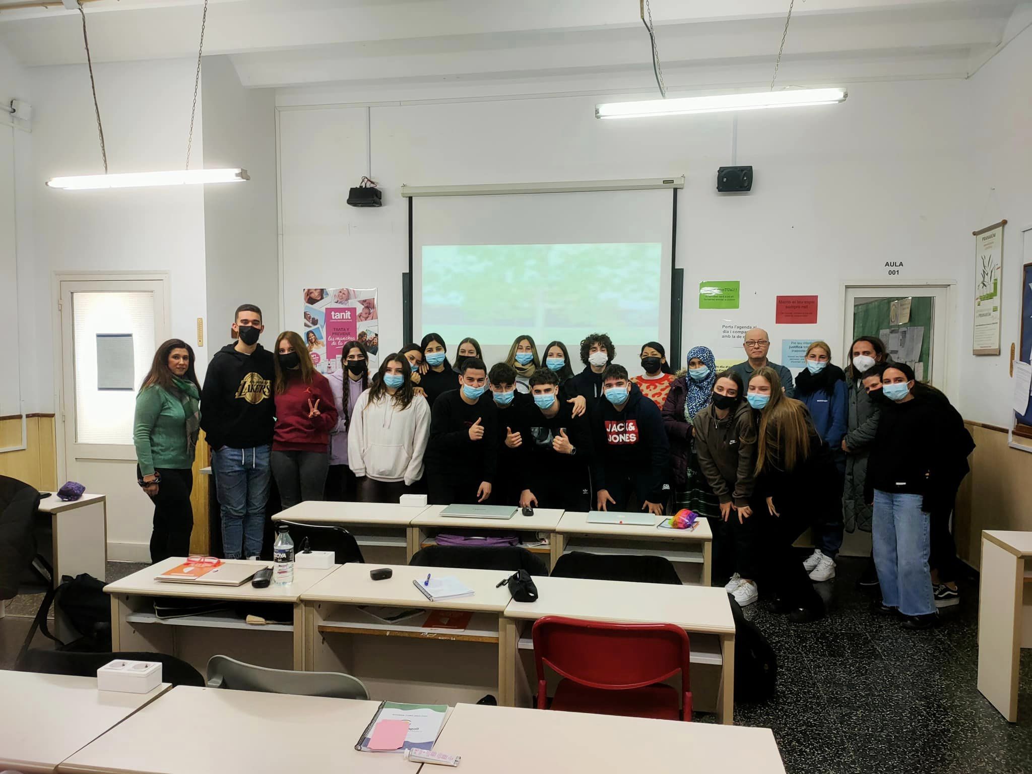 AIRE EN EL COLEGIO JOAN MARAGALL DE BADALONA ALUMNOS 1º Y 2º DE FARMACIA