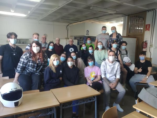 AIRE EN EL INSTITUTO LES VINYES-EMERGENCIAS SANITARIAS Y TÉCNICOS DE FARMACIA